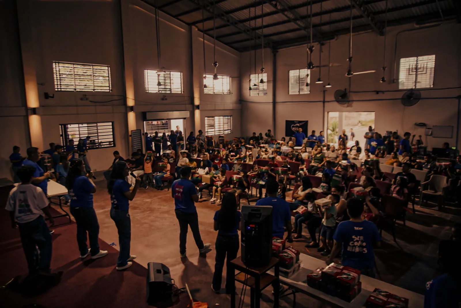 Un domingo en Taber Olocuilta: el equipo de jóvenes con camisas azules frente a la congregación