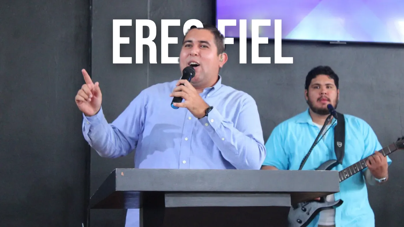 Un predicador en Taber Olocuilta con el título ERES FIEL pasando detrás de su cabeza, hecho con Bezaleel